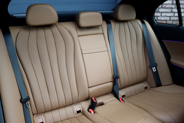 Mercedes-Benz E-Klasse 400 e 4MATIC AMG Line | Hyperscreen | Distronic+ | Massage | Stoelventilatie | HUD | 3D-Display | Verwarmd Stuurwiel | Burmester | Vlakkenverwarming | Digital Light |