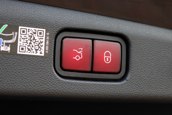 Mercedes-Benz E-Klasse 400 e 4MATIC AMG Line | Hyperscreen | Distronic+ | Massage | Stoelventilatie | HUD | 3D-Display | Verwarmd Stuurwiel | Burmester | Vlakkenverwarming | Digital Light |