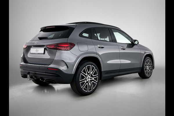 Mercedes-Benz GLA 250 e 140 Year Edition | Plus pakket | Nightpakket | Trekhaak | Panoramaschuifdak | 20” tien-dubbelspaaks AMG velgen | 	Warmtewerend, donkergetint glas |