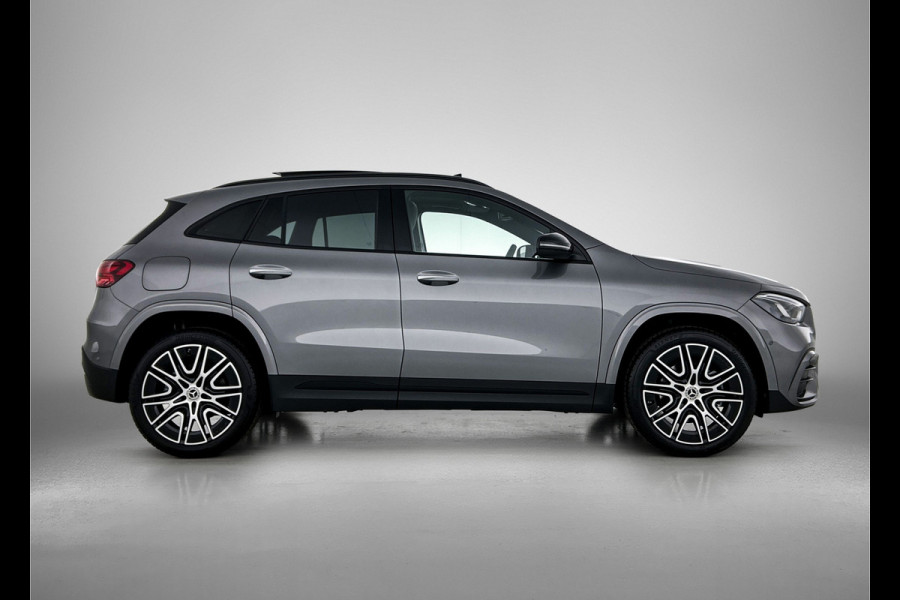 Mercedes-Benz GLA 250 e 140 Year Edition | Plus pakket | Nightpakket | Trekhaak | Panoramaschuifdak | 20” tien-dubbelspaaks AMG velgen | 	Warmtewerend, donkergetint glas |