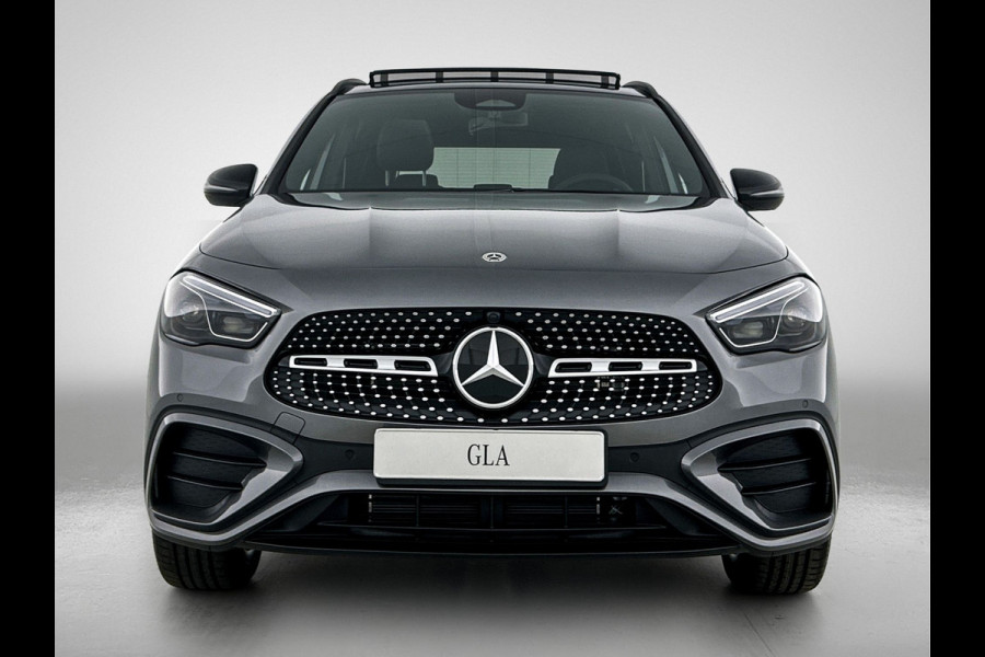 Mercedes-Benz GLA 250 e 140 Year Edition | Plus pakket | Nightpakket | Trekhaak | Panoramaschuifdak | 20” tien-dubbelspaaks AMG velgen | 	Warmtewerend, donkergetint glas |