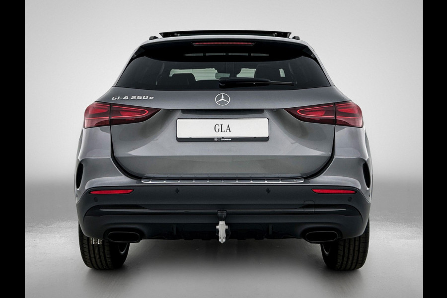Mercedes-Benz GLA 250 e 140 Year Edition | Plus pakket | Nightpakket | Trekhaak | Panoramaschuifdak | 20” tien-dubbelspaaks AMG velgen | 	Warmtewerend, donkergetint glas |