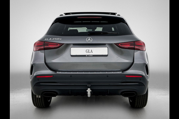 Mercedes-Benz GLA 250 e 140 Year Edition | Plus pakket | Nightpakket | Trekhaak | Panoramaschuifdak | 20” tien-dubbelspaaks AMG velgen | 	Warmtewerend, donkergetint glas |