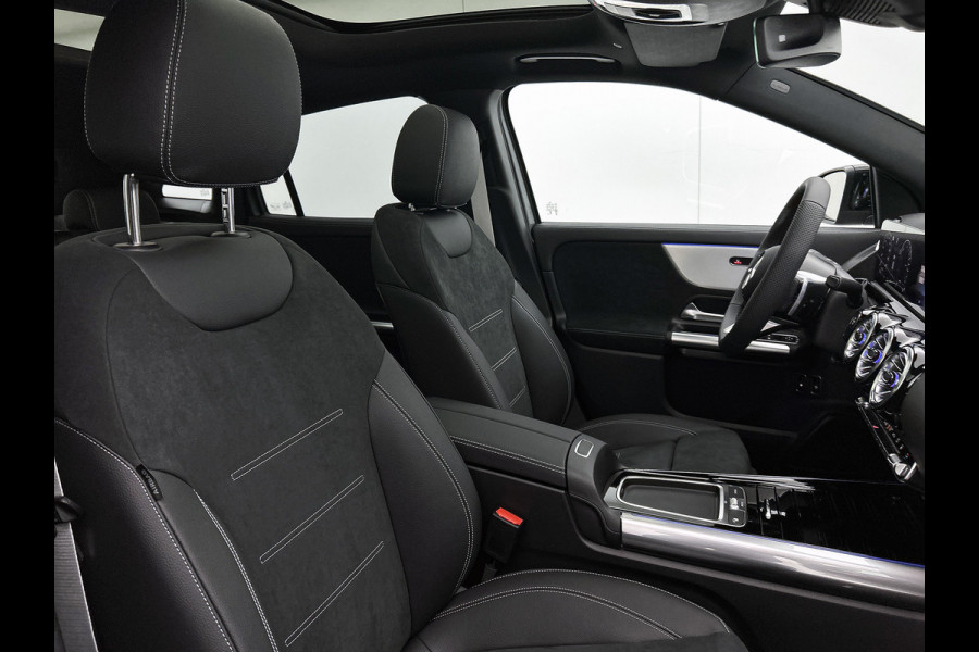 Mercedes-Benz GLA 250 e 140 Year Edition | Plus pakket | Nightpakket | Trekhaak | Panoramaschuifdak | 20” tien-dubbelspaaks AMG velgen | 	Warmtewerend, donkergetint glas |