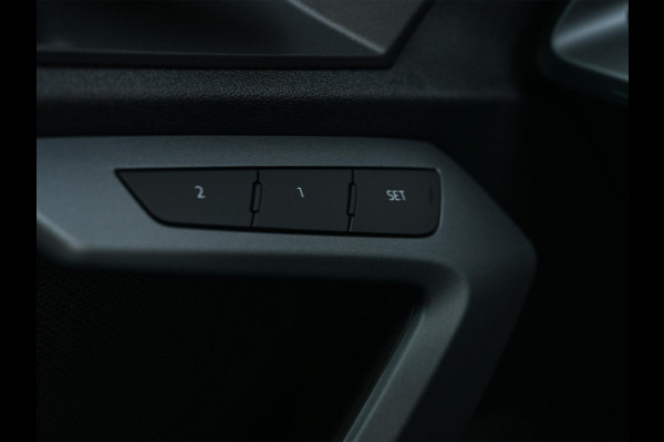 Audi A3 Sportback 45 TFSI e S edition Competition | Panoramadak | 5 jr Garantie | HUD | Sonos Sound | Camera | Ambiance interieur | Active Cruise | S-Seats + Memory | Stoelverwarming | Keyless |