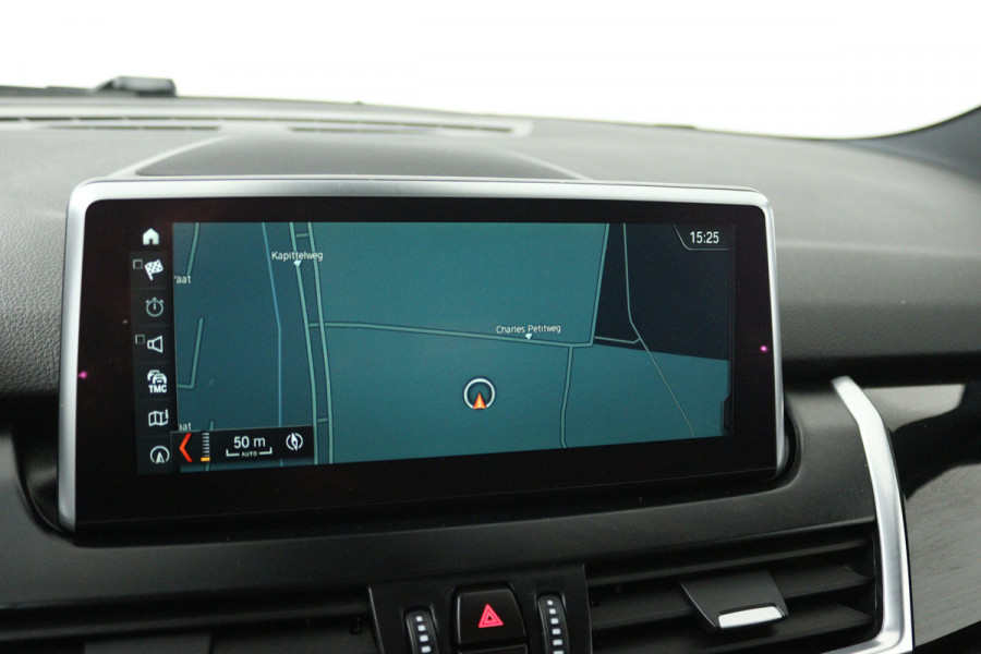 BMW 2 Serie Gran Tourer 220i High Executive (PANORAMADAK, STOELVERWARMING, TREKHAAK, CAMERA)