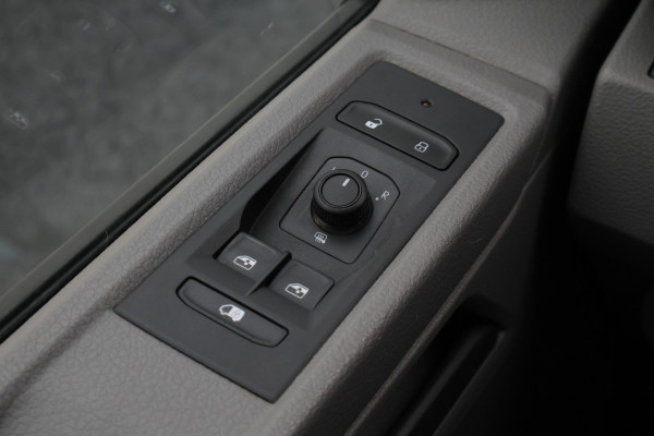 Volkswagen Transporter 2.0 TDI L2H1 28 Comfortline 2x schuifdeur, Trekhaak, Cruise, Navigatie, Airco, Apple CarPlay
