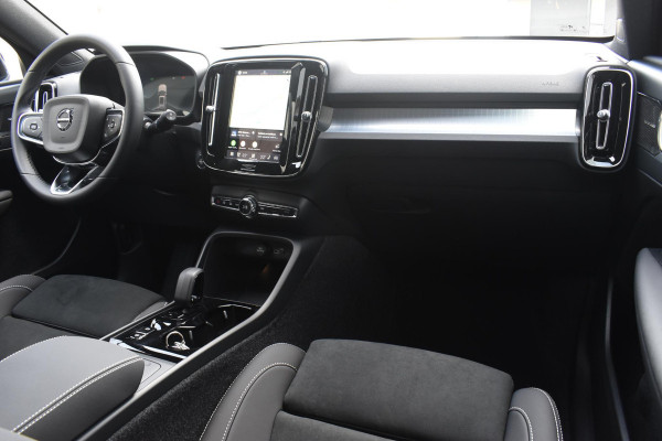 Volvo XC40 B4 211PK Automaat Plus Dark / Adaptive Cruise control / Harman Kardon / Elektrisch verstelbare stoelen met geheugen / Stoel- en stuurverwarming / Elektrisch panorama schuifdak / Extra getint glas