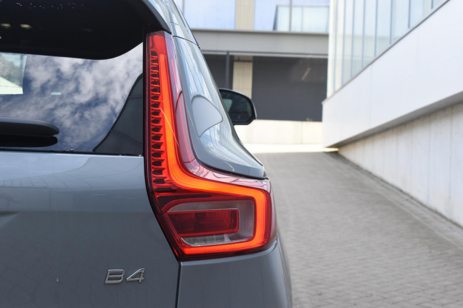 Volvo XC40 B4 211PK Automaat Plus Dark / Adaptive Cruise control / Harman Kardon / Elektrisch verstelbare stoelen met geheugen / Stoel- en stuurverwarming / Elektrisch panorama schuifdak / Extra getint glas
