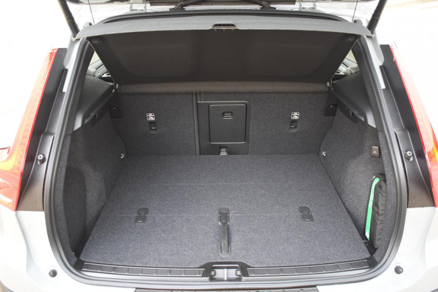 Volvo XC40 B4 211PK Automaat Plus Dark / Adaptive Cruise control / Harman Kardon / Elektrisch verstelbare stoelen met geheugen / Stoel- en stuurverwarming / Elektrisch panorama schuifdak / Extra getint glas