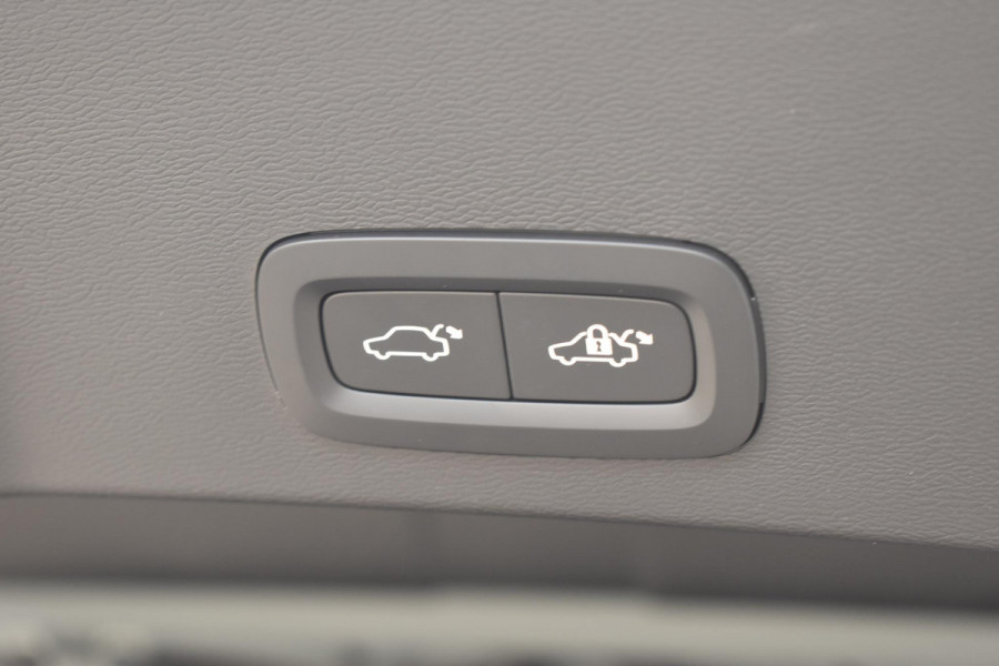 Volvo XC40 B4 211PK Automaat Plus Dark / Adaptive Cruise control / Harman Kardon / Elektrisch verstelbare stoelen met geheugen / Stoel- en stuurverwarming / Elektrisch panorama schuifdak / Extra getint glas