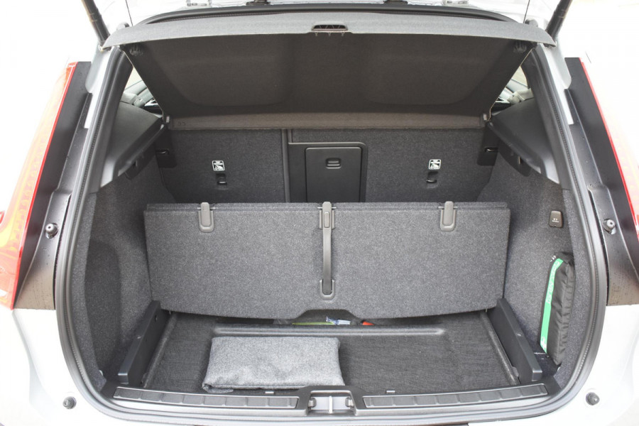 Volvo XC40 B4 211PK Automaat Plus Dark / Adaptive Cruise control / Harman Kardon / Elektrisch verstelbare stoelen met geheugen / Stoel- en stuurverwarming / Elektrisch panorama schuifdak / Extra getint glas