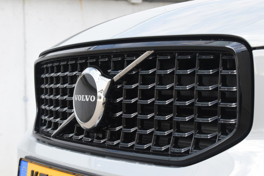 Volvo XC40 B4 211PK Automaat Plus Dark / Adaptive Cruise control / Harman Kardon / Elektrisch verstelbare stoelen met geheugen / Stoel- en stuurverwarming / Elektrisch panorama schuifdak / Extra getint glas