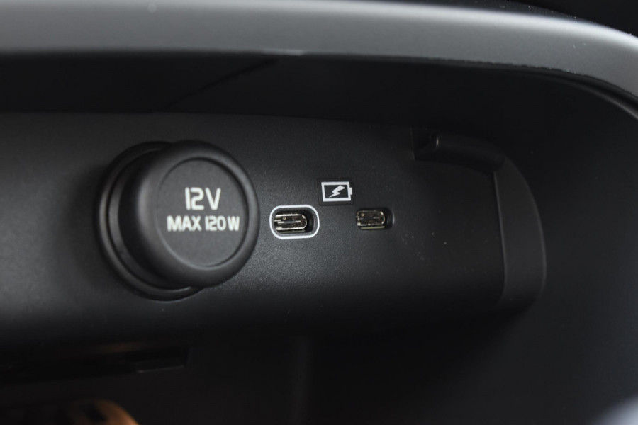 Volvo XC40 B4 211PK Automaat Plus Dark / Adaptive Cruise control / Harman Kardon / Elektrisch verstelbare stoelen met geheugen / Stoel- en stuurverwarming / Elektrisch panorama schuifdak / Extra getint glas