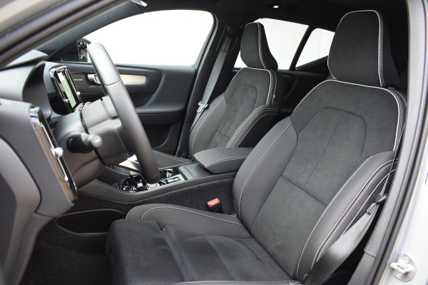 Volvo XC40 B4 211PK Automaat Plus Dark / Adaptive Cruise control / Harman Kardon / Elektrisch verstelbare stoelen met geheugen / Stoel- en stuurverwarming / Elektrisch panorama schuifdak / Extra getint glas