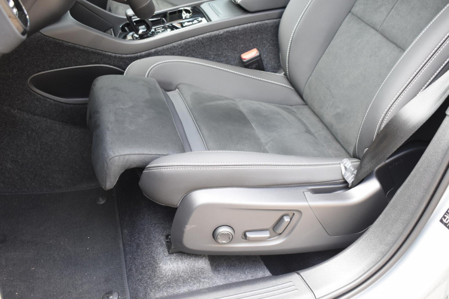 Volvo XC40 B4 211PK Automaat Plus Dark / Adaptive Cruise control / Harman Kardon / Elektrisch verstelbare stoelen met geheugen / Stoel- en stuurverwarming / Elektrisch panorama schuifdak / Extra getint glas