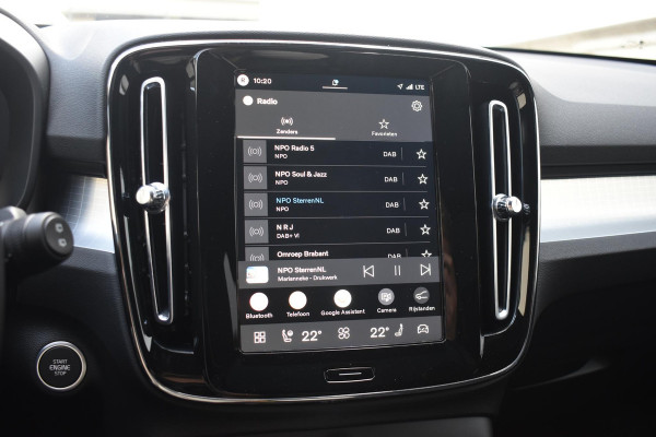 Volvo XC40 B4 211PK Automaat Plus Dark / Adaptive Cruise control / Harman Kardon / Elektrisch verstelbare stoelen met geheugen / Stoel- en stuurverwarming / Elektrisch panorama schuifdak / Extra getint glas