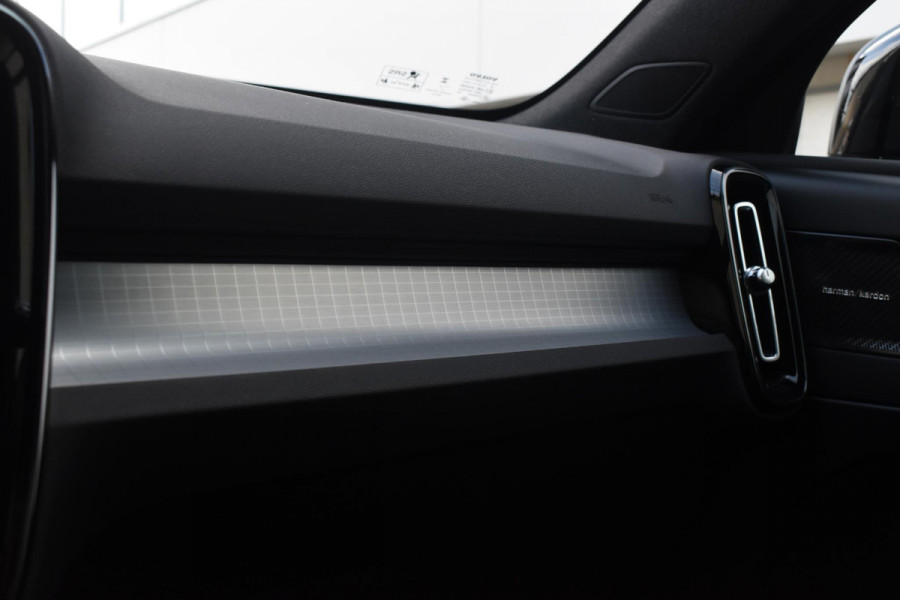 Volvo XC40 B4 211PK Automaat Plus Dark / Adaptive Cruise control / Harman Kardon / Elektrisch verstelbare stoelen met geheugen / Stoel- en stuurverwarming / Elektrisch panorama schuifdak / Extra getint glas