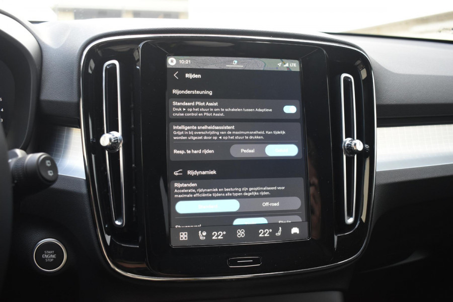 Volvo XC40 B4 211PK Automaat Plus Dark / Adaptive Cruise control / Harman Kardon / Elektrisch verstelbare stoelen met geheugen / Stoel- en stuurverwarming / Elektrisch panorama schuifdak / Extra getint glas