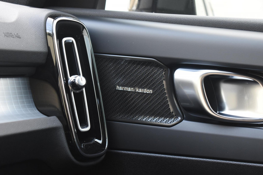 Volvo XC40 B4 211PK Automaat Plus Dark / Adaptive Cruise control / Harman Kardon / Elektrisch verstelbare stoelen met geheugen / Stoel- en stuurverwarming / Elektrisch panorama schuifdak / Extra getint glas