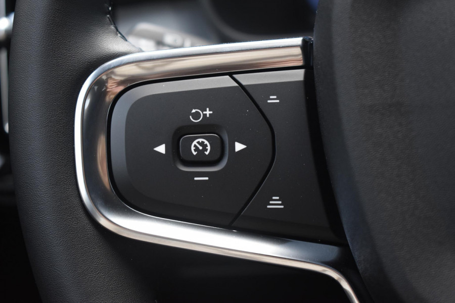 Volvo XC40 B4 211PK Automaat Plus Dark / Adaptive Cruise control / Harman Kardon / Elektrisch verstelbare stoelen met geheugen / Stoel- en stuurverwarming / Elektrisch panorama schuifdak / Extra getint glas