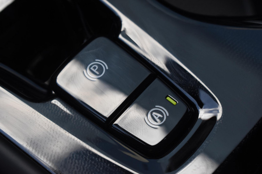 Volvo XC40 B4 211PK Automaat Plus Dark / Adaptive Cruise control / Harman Kardon / Elektrisch verstelbare stoelen met geheugen / Stoel- en stuurverwarming / Elektrisch panorama schuifdak / Extra getint glas
