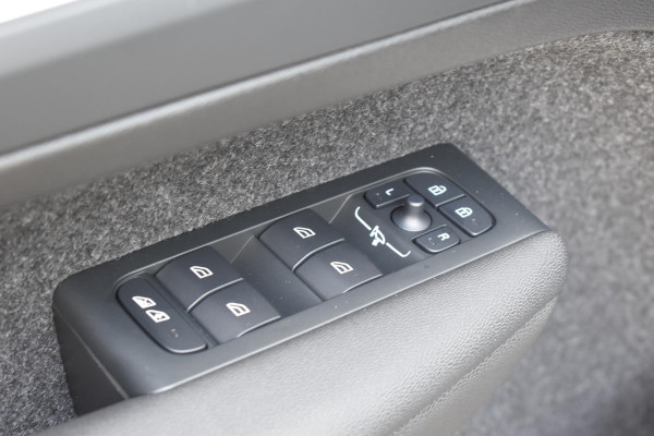 Volvo XC40 B4 211PK Automaat Plus Dark / Adaptive Cruise control / Harman Kardon / Elektrisch verstelbare stoelen met geheugen / Stoel- en stuurverwarming / Elektrisch panorama schuifdak / Extra getint glas