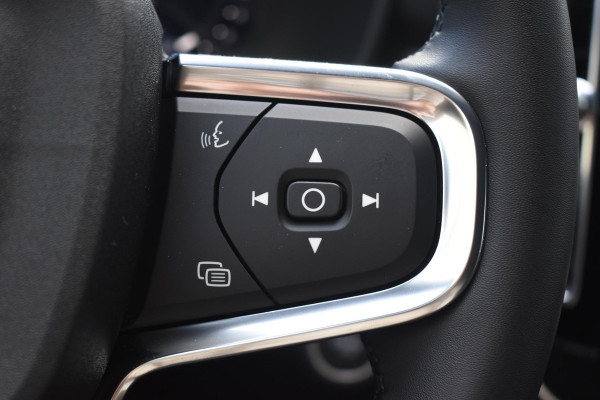 Volvo XC40 B4 211PK Automaat Plus Dark / Adaptive Cruise control / Harman Kardon / Elektrisch verstelbare stoelen met geheugen / Stoel- en stuurverwarming / Elektrisch panorama schuifdak / Extra getint glas
