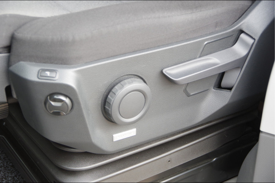 Volkswagen Crafter 35 2.0 TDI L3H2(L2H1) 3-ZITS, 165PK AUT. LED, 3.5T TREKHAAK, ADAPT. CRUISE, CAMERA, NAVI, AIRCO, VOORRUIT VERWARMING, NL AUTO, N