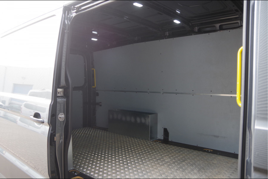Volkswagen Crafter 35 2.0 TDI L3H2(L2H1) 3-ZITS, 165PK AUT. LED, 3.5T TREKHAAK, ADAPT. CRUISE, CAMERA, NAVI, AIRCO, VOORRUIT VERWARMING, NL AUTO, N