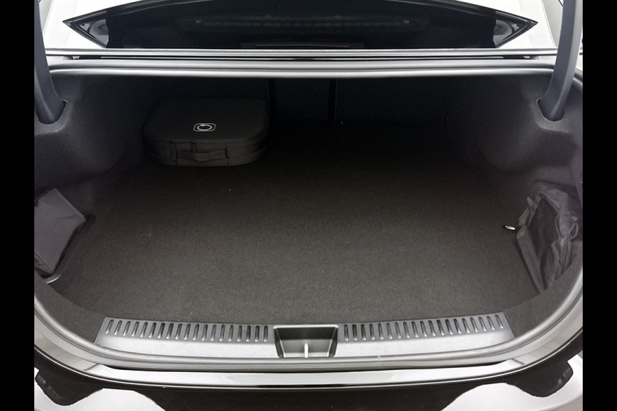 Mercedes-Benz E-Klasse 300 e Business Solution AMG | Premium pakket | Winterpakket | Nightpakket | Leder pakket | USB–pakket Plus | Trekhaak | Panoramaschuifdak | 360° camera | Burmester® 4D surround sound | GUARD 360° | 20-inch multispaaks AMG velgen |