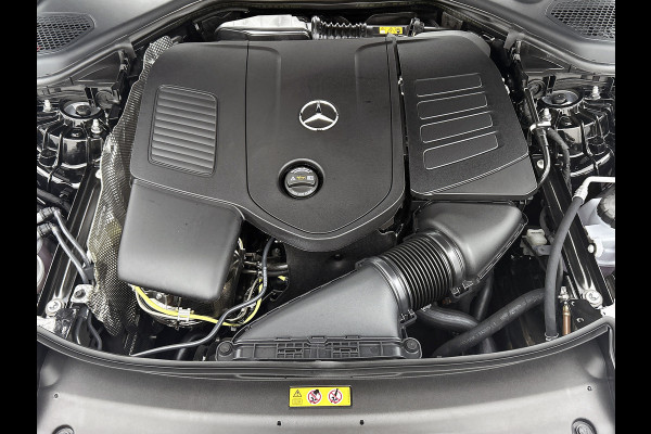 Mercedes-Benz E-Klasse 300 e Business Solution AMG | Premium pakket | Winterpakket | Nightpakket | Leder pakket | USB–pakket Plus | Trekhaak | Panoramaschuifdak | 360° camera | Burmester® 4D surround sound | GUARD 360° | 20-inch multispaaks AMG velgen |