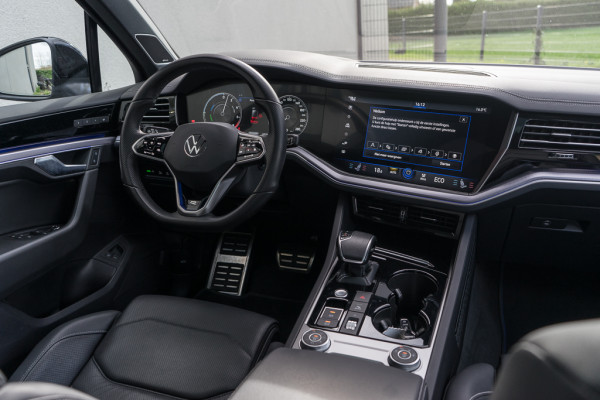 Volkswagen Touareg 3.0 TSI 4MOTION R / Dynaudio/ Trekhaak/ Panoramadak/ 360 Topview