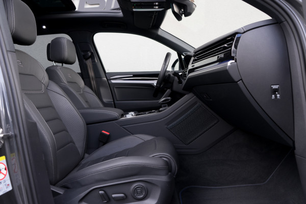 Volkswagen Touareg 3.0 TSI 4MOTION R / Dynaudio/ Trekhaak/ Panoramadak/ 360 Topview