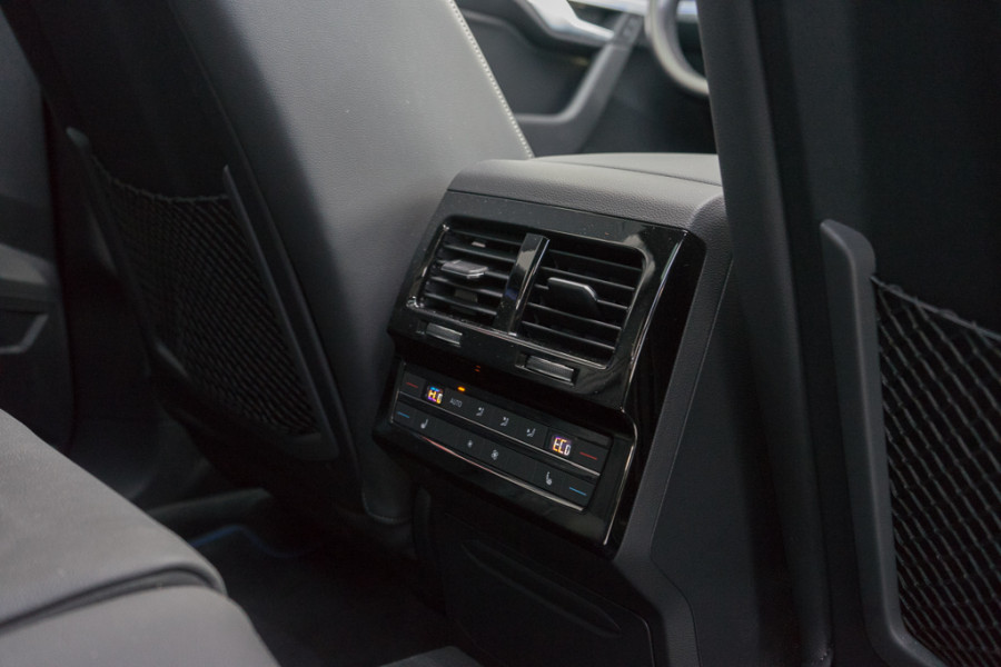 Volkswagen Touareg 3.0 TSI 4MOTION R / Dynaudio/ Trekhaak/ Panoramadak/ 360 Topview