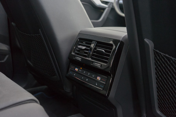 Volkswagen Touareg 3.0 TSI 4MOTION R / Dynaudio/ Trekhaak/ Panoramadak/ 360 Topview