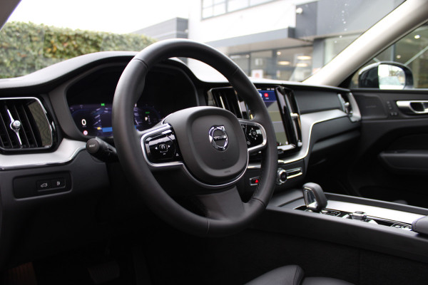 Volvo XC60 2.0 T8 Plug-in hybrid AWD Ultra Dark | Head-Up | Panoramadak | Leder | H&K | BLIS
