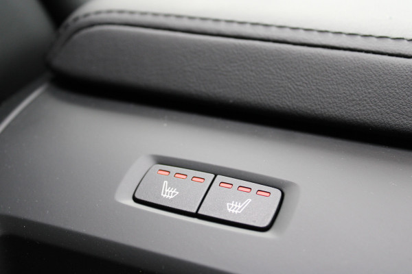 Volvo XC60 2.0 T8 Plug-in hybrid AWD Ultra Dark | Head-Up | Panoramadak | Leder | H&K | BLIS
