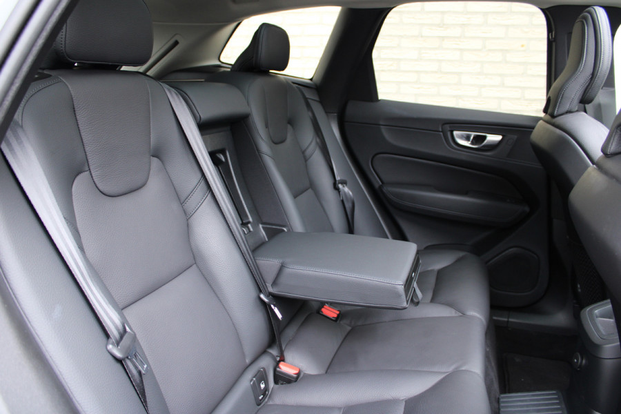 Volvo XC60 2.0 T8 Plug-in hybrid AWD Ultra Dark | Head-Up | Panoramadak | Leder | H&K | BLIS