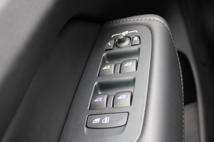 Volvo XC60 2.0 T8 Plug-in hybrid AWD Ultra Dark | Head-Up | Panoramadak | Leder | H&K | BLIS