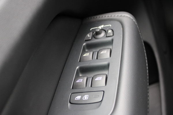 Volvo XC60 2.0 T8 Plug-in hybrid AWD Ultra Dark | Head-Up | Panoramadak | Leder | H&K | BLIS