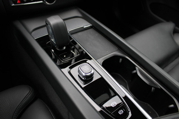 Volvo XC60 2.0 T8 Plug-in hybrid AWD Ultra Dark | Head-Up | Panoramadak | Leder | H&K | BLIS