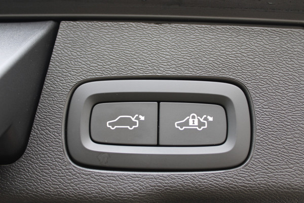 Volvo XC60 2.0 T8 Plug-in hybrid AWD Ultra Dark | Head-Up | Panoramadak | Leder | H&K | BLIS
