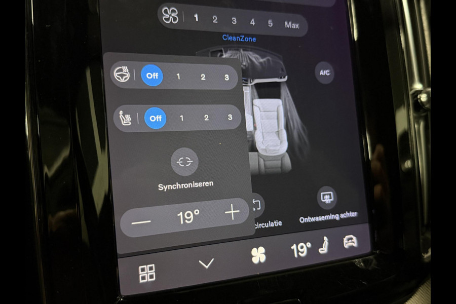 Volvo XC60 2.0 T6 Plug-in hybrid AWD Plus Dark Long Range | Open dak | Adapt. cruise | Harman/Kardon | Stuur-/Stoelverwarming | 360 Camera | Google | Keyless | Memory