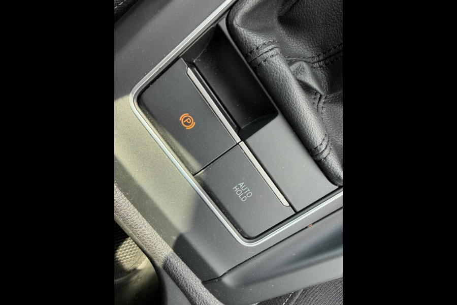 Volkswagen Golf 2.0 TDI 116 PK LIFE / NAVIGATIE / STOELVERW. / STUURVERW./ CARPLAY ENZ...