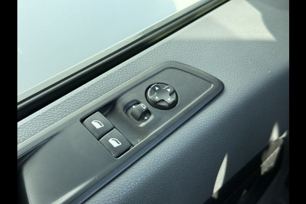 Peugeot e-Expert 75 kWh 136PK L2H1 330km WLTP 96.3% (SOH) Snelladen Climate Control Cruise Control Parkeersensoren Achter