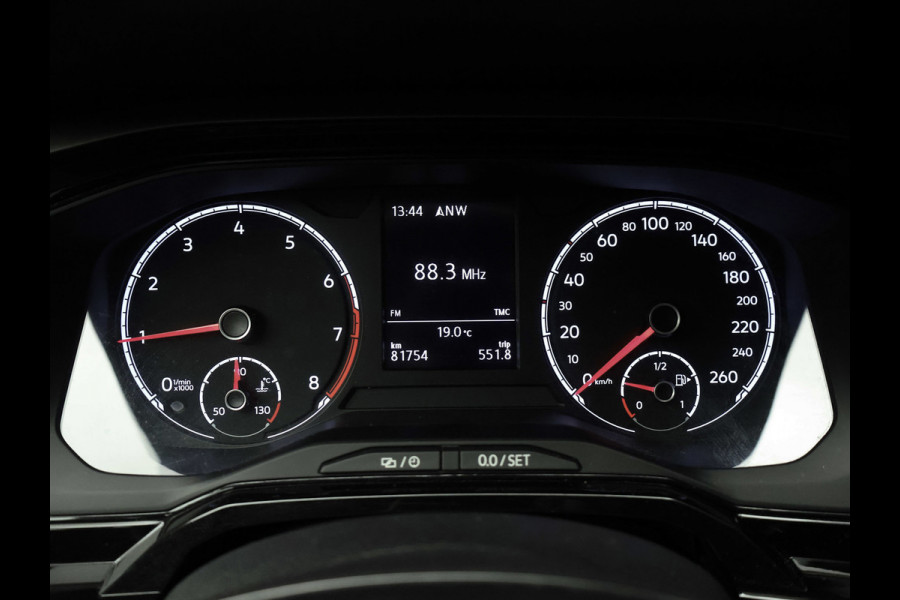 Volkswagen Polo 1.0 TSI Beats Sport (APPLE CARPLAY,GROOT NAVI,PDC,CLIMATE,CRUISE,LED,GETINT,SPORTSTOELEN,LM VELGEN,NIEUW STAAT)