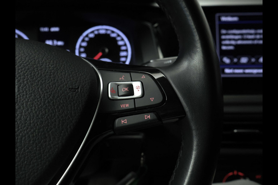 Volkswagen Polo 1.0 TSI Beats Sport (APPLE CARPLAY,GROOT NAVI,PDC,CLIMATE,CRUISE,LED,GETINT,SPORTSTOELEN,LM VELGEN,NIEUW STAAT)