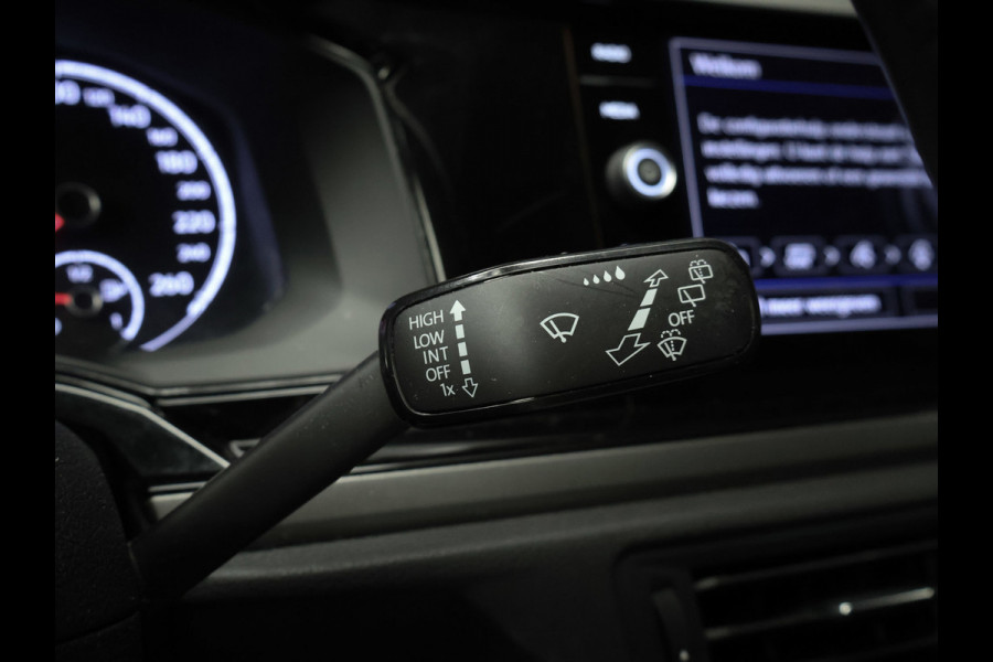 Volkswagen Polo 1.0 TSI Beats Sport (APPLE CARPLAY,GROOT NAVI,PDC,CLIMATE,CRUISE,LED,GETINT,SPORTSTOELEN,LM VELGEN,NIEUW STAAT)