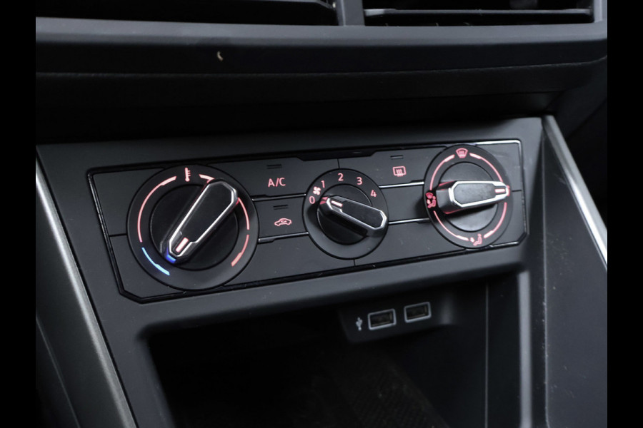Volkswagen Polo 1.0 TSI Beats Sport (APPLE CARPLAY,GROOT NAVI,PDC,CLIMATE,CRUISE,LED,GETINT,SPORTSTOELEN,LM VELGEN,NIEUW STAAT)